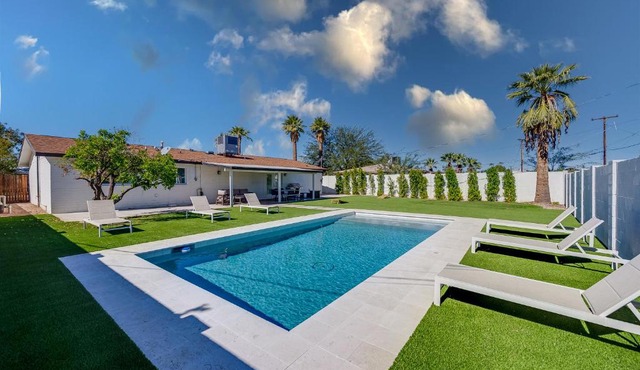Quiet Contemporary Deluxe Estate 4BD/3BA: Old Town Scottsdale