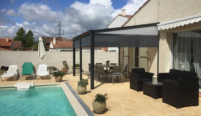 Quiet, contemporary villa with large terrace at the foot of the hills.