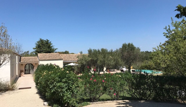 Quiet, contemporary villa in Nîmes with private pool and spa.