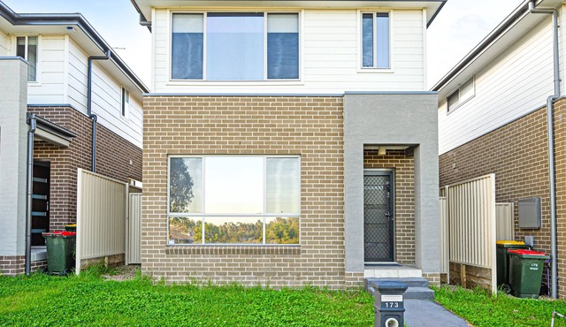 Quiet & Convenient Adorable Modern 4 Br House