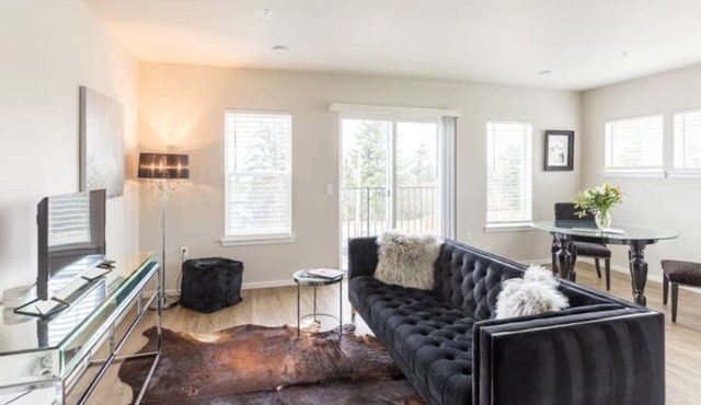 Quiet, convenient Commencement Bay & city views!