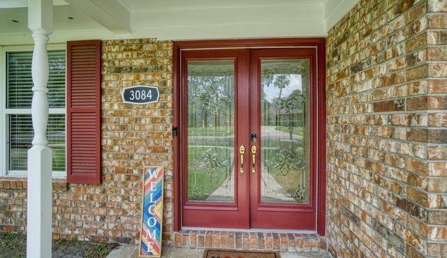 Quiet Convenient pool home, centrally located