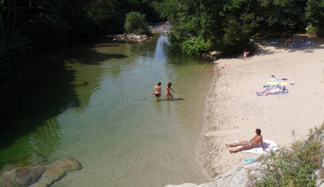 Quiet, cool location 2 minutes from the river, 25 minutes from the beaches and Ajaccio. Linen and parking OK