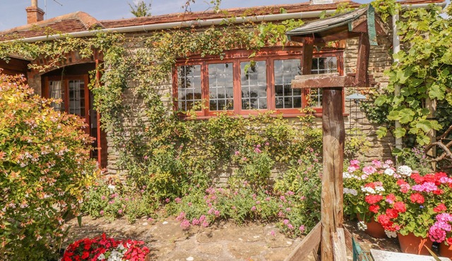 QUIET CORNER COTTAGE, family friendly, with open fire in Henstridge