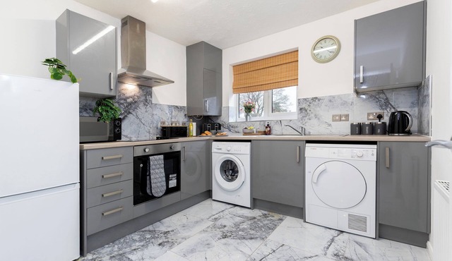 Quiet Corner Haven. 100m to picturesque market town. Family & pet friendly.