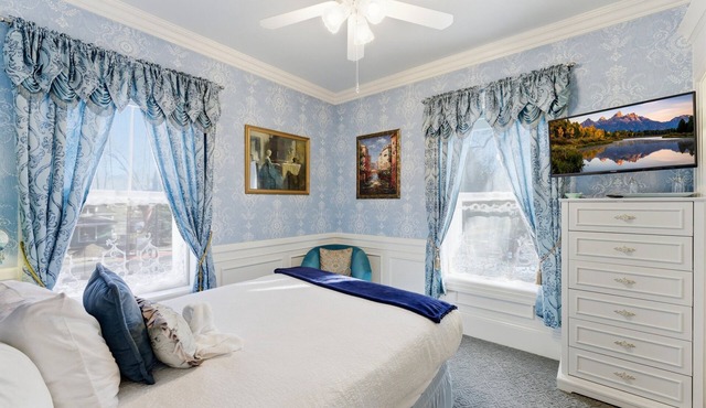 Quiet corner suite w 2-person spa in Boutique B&B