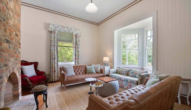 Quiet costal Antique Home close to the beach and shops