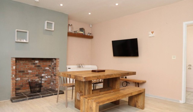 Quiet cosy terraced house on a pedestrian only street with parking to rear