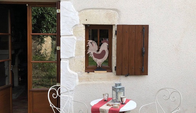 Quiet cottage with summer Spa, pets allowed, parking for 8 people