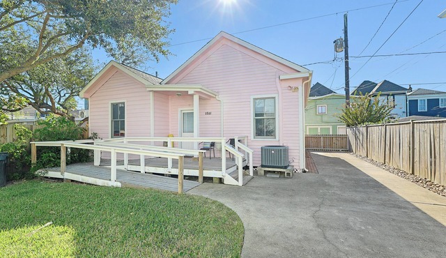 Quiet Cottage 5 minutes to Beach or Strand, Fenced yard and off street parking.