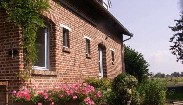 Quiet cottage with garden, Wifi and parking near Lille