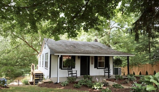 Quiet Cottage - Hot Tub and Creek mins from City