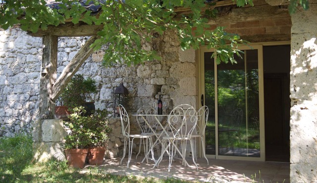 Quiet cottage in a renovated stone house with private garden