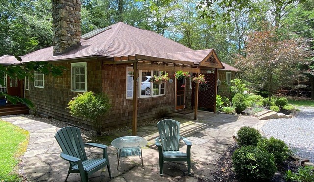 Quiet Cottage in Historic Lakeside Village