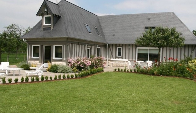 Quiet cottage in the heart of the loops of the Seine overlooking the Seine.