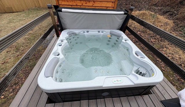 Quiet Cottage In The Woods with Hot Tub