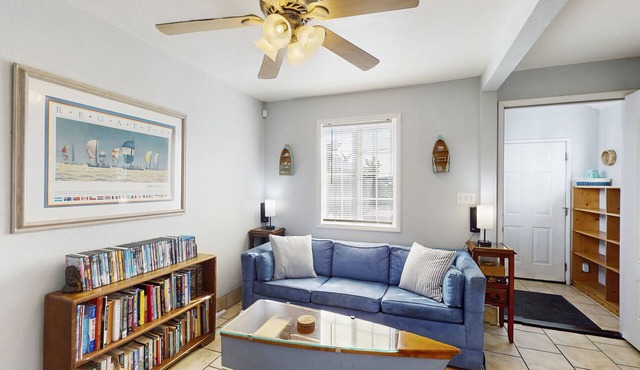 Quiet cottage on the bay with dog-friendly backyard & private dock - near beach