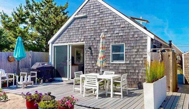 Quiet cottage on the beach with deck, grill, AC, & water views