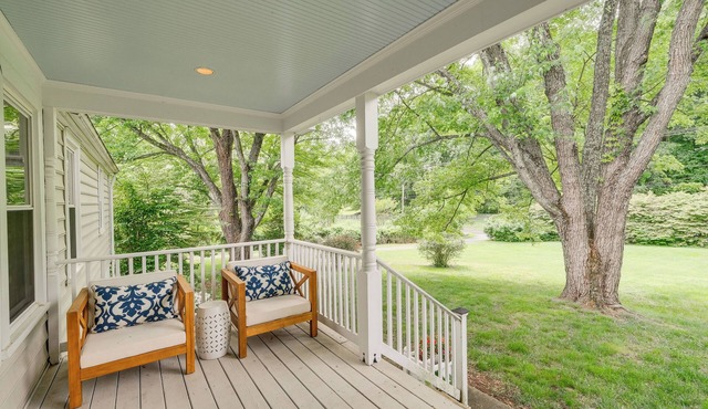 Quiet Cottage Rental in The Plains w/Deck & Views