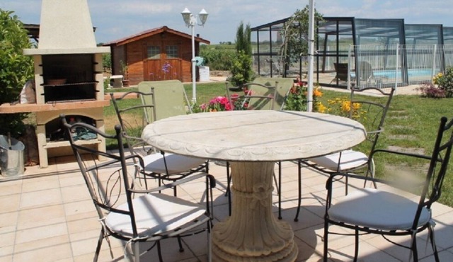 Quiet cottage, surrounded by vineyards with swimming pool 20 km from the sea!
