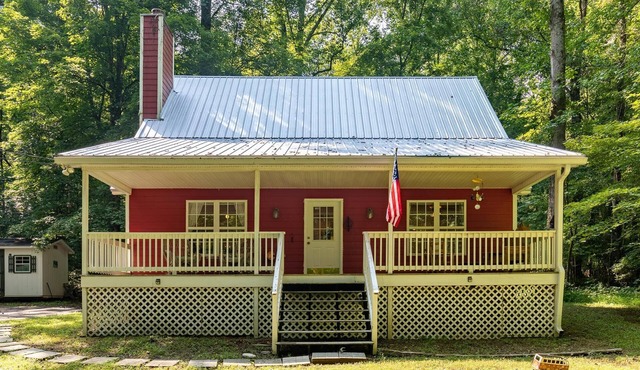 Quiet cottage surrounded by trees, just minutes from Nashville