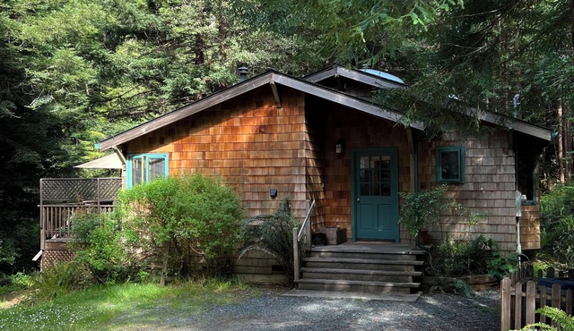 Quiet Cottage Ten Minutes from Mendocino and the Beach