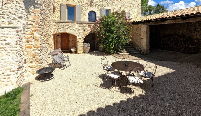 Quiet cottage with a view of Mont Ventoux in the middle of lavender fields