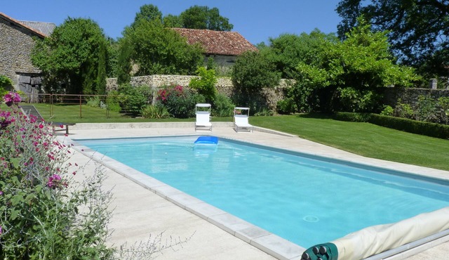 Quiet cottage with garden, swimming pool, view of surrounding countryside, in green Périgord