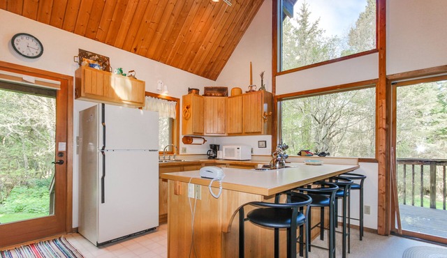 Quiet Cottage with Free WiFi and Cable - Short Walk to Spencer Spit State Park