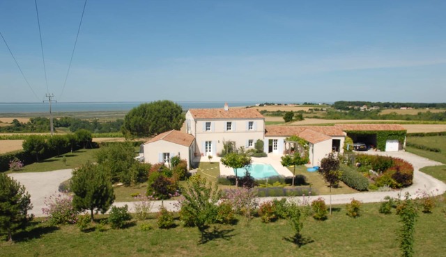 QUIET COUNTRY COTTAGE FOR 2. HEATED POOL. PANORAMIC SEA VIEW. NEAR BEACHES