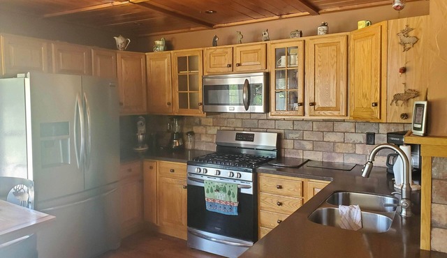Quiet Country Cabin close to Lake Erie, Interstate, and Ohio line