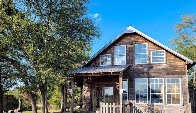 Quiet country cabin with amazing views & access to stocked fishing ponds