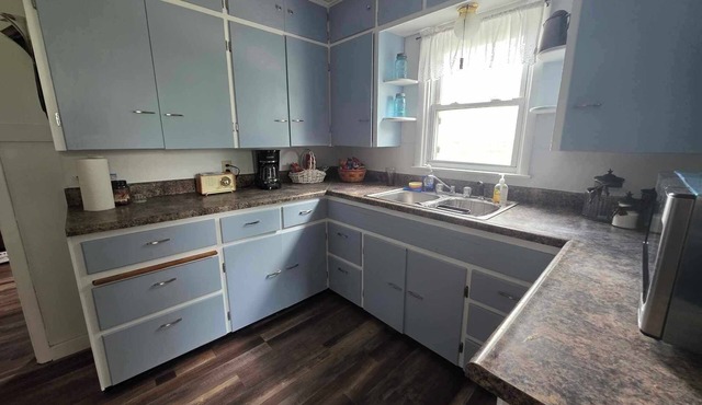 Quiet Country Cottage with access to 396 acres of Audubon native prairie land