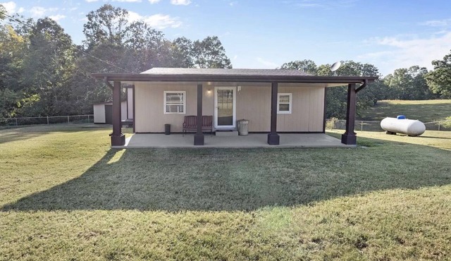 Quiet Country cottage in Dickson, Tennessee. Only 40 miles from West Nashville.