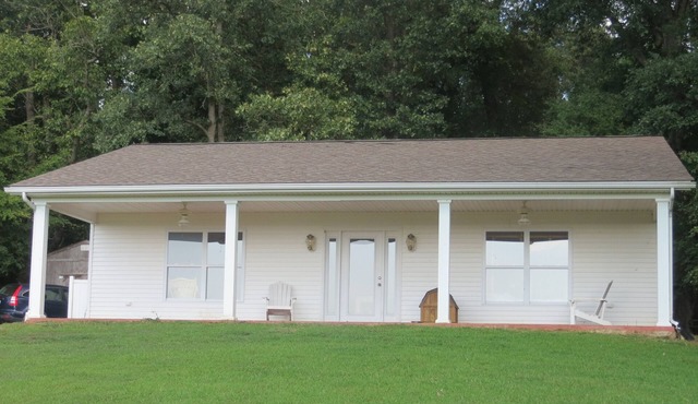 Quiet Country Cottage on Family Farm, 30 min from Paducah