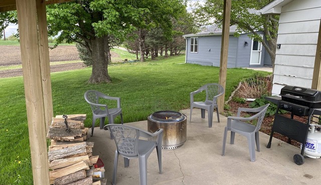 Quiet Country Cottage 5 Minutes from Town!