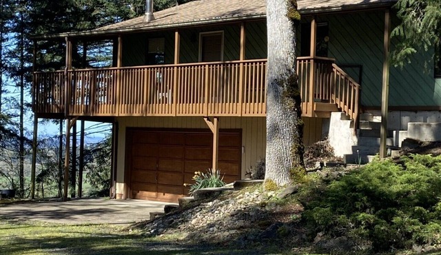 Quiet Country Hillside Retreat 3-bedroom house with AC close to Lebanon
