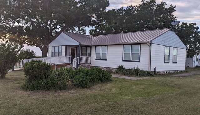 Quiet Country Home Min from Taylor and Hutto