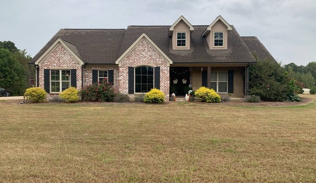 Quiet Country Home Minutes from Grenada Lake