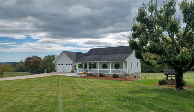 Quiet Country Home, Wineries, Blue Ridge Mtns, Views, Walkable Trails with Pond