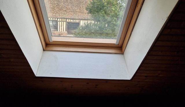 Quiet country house with access to garden. Pets allowed