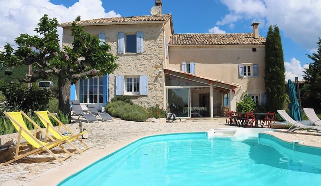 Quiet country house for 12 people with private pool