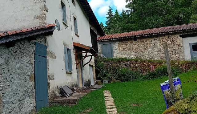 Quiet country house on the edge of the forest haven of peace