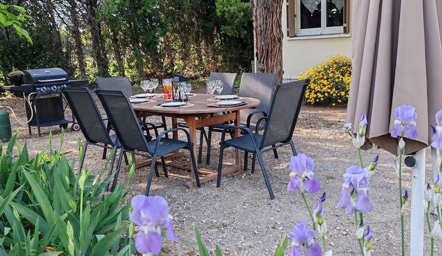 Quiet country house 2 km from the village and 10 min from Orange