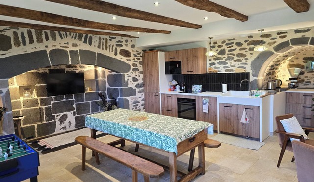 Quiet country house in the Cantal. Pets welcome.