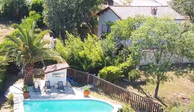 Quiet country house with swimming pool