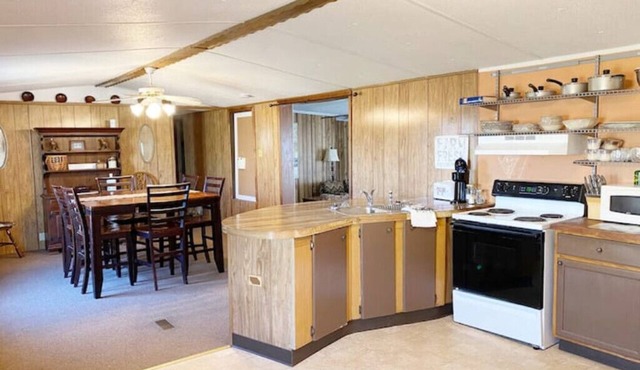 Quiet country living, mobile home down dirt lane