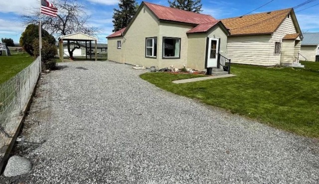 Quiet Country living but close to Lake Chelan, wineries, Columbia River, fishing