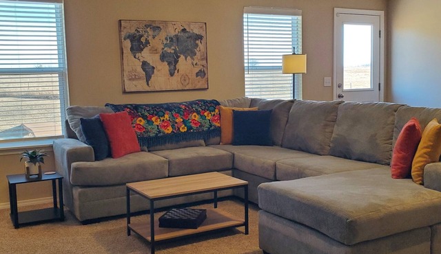 Quiet country neighborhood; 15 minutes to OU Norman. Monthly stay discount 50%.