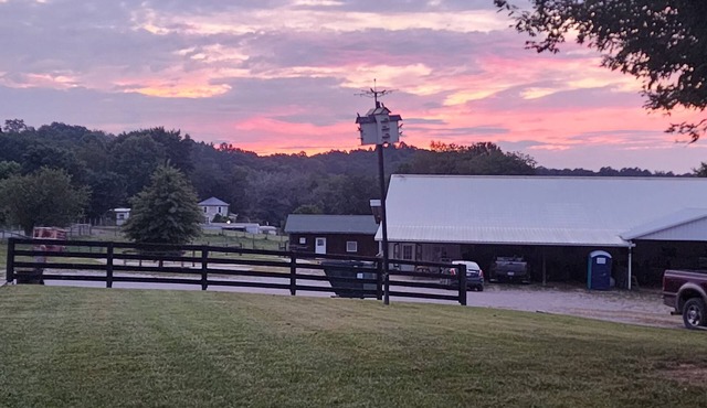 Quiet Country Retreat w/Horses, stocked pond & Spa Srv – Near Hocking Hillsn